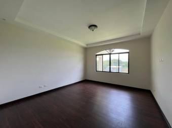 Se vende moderna y espaciosa casa en San Francisco Heredia 25-420