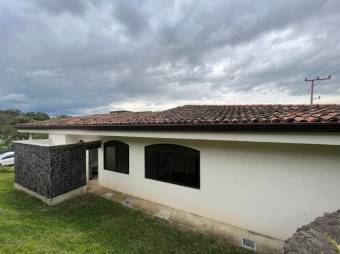 Se vende moderna y espaciosa casa en San Francisco Heredia 25-420