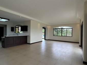 Se vende moderna y espaciosa casa en San Francisco Heredia 25-420