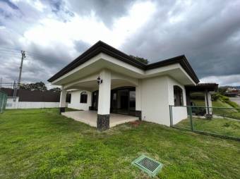 Se vende moderna y espaciosa casa en San Francisco Heredia 25-420