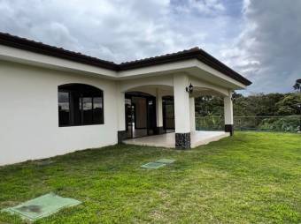 Se vende moderna y espaciosa casa en San Francisco Heredia 25-420