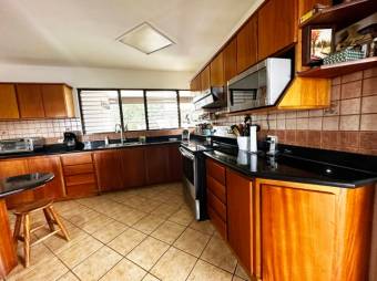 Se vende moderna casa con amplio lote de San Pablo Heredia 24-615