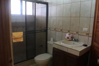 Se vende espaciosa casa de 3 plantas en San Josecito Heredia 25-203