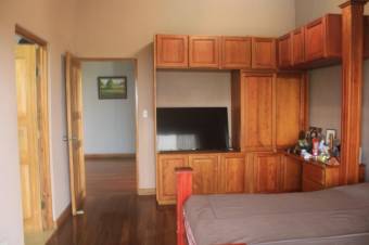 Se vende espaciosa casa de 3 plantas en San Josecito Heredia 25-203