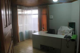 Se vende espaciosa casa de 3 plantas en San Josecito Heredia 25-203