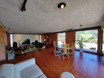 Se vende casa con lote de 5,086m2 en Santo Tomas Heredia 24-1570