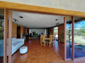 Se vende casa con lote de 5,086m2 en Santo Tomas Heredia 24-1570