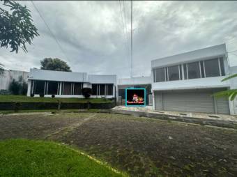 Se vende amplia casa con piscina en Residencial de Ulloa Heredia 25-643