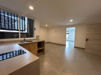 Se alquila espacioso apartamento en Carmen San José 25-224