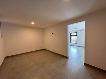 Se alquila espacioso apartamento en Carmen San José 25-224