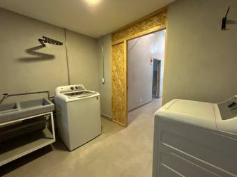 Se alquila espacioso apartamento en Carmen San José 25-224