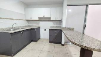 Se alquila espacioso apartamento en condominio de Sabana 25-763