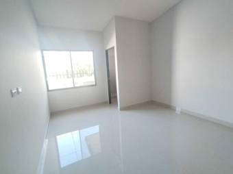 Se alquila casa con patio en condominio de Lindora Santa Ana 25-636