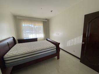 Se alquila apartamento en condominio de San Rafael Escazú 24-902