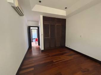 Se alquila moderna casa en condominio de Pozos Santa Ana 24-1387