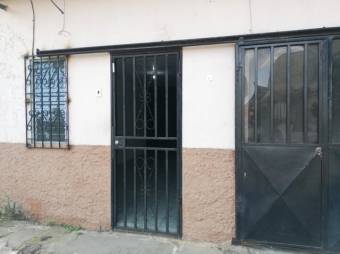 Se vende casa con patio en Hospital San José 24-1344