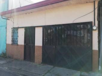 Se vende casa con patio en Hospital San José 24-1344