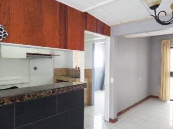 Se vende espaciosa casa para inversión en Hatillo San José 24-199