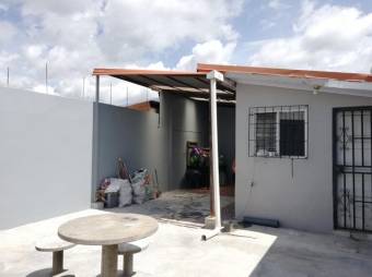 Se vende espaciosa casa para inversión en Hatillo San José 24-199