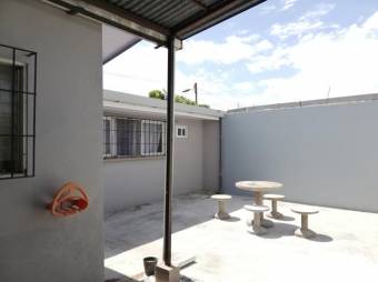 Se vende espaciosa casa para inversión en Hatillo San José 24-199