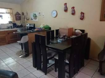 Se vende espaciosa casa con patio en San Juan de Dios San José 24-1798