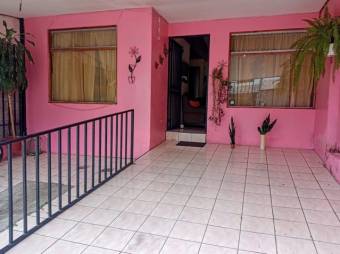 Se vende espaciosa casa con patio en San Juan de Dios San José 24-1798