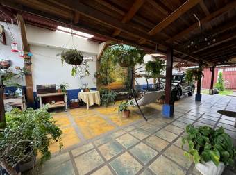 Venta de Casa con 2 Aptos en San Sebastián, San José. 