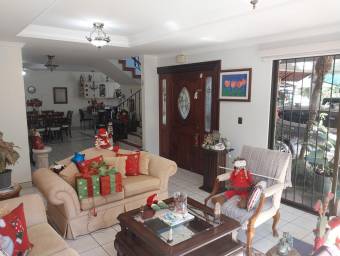 Se vende casa con lote de mas de 1100m2 en Santa Ana San José A23-1554