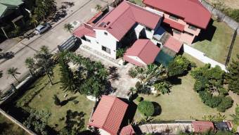 Se vende casa con lote de mas de 1100m2 en Santa Ana San José A23-1554