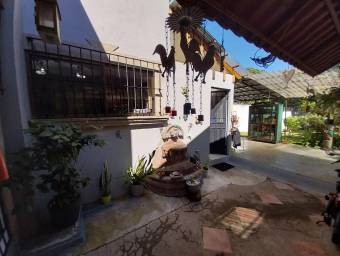 Se vende casa con lote de mas de 1100m2 en Santa Ana San José A23-1554