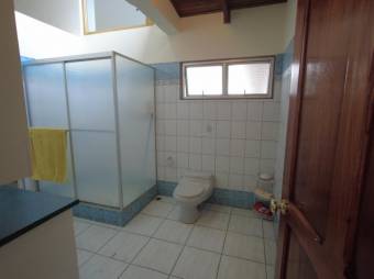 Se vende propiedad con casa y 4 apartamentos en San Isidro San José 24-12