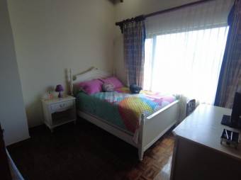 Se vende propiedad con casa y 4 apartamentos en San Isidro San José 24-12