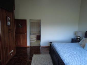 Se vende propiedad con casa y 4 apartamentos en San Isidro San José 24-12