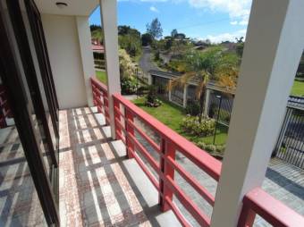 Se vende propiedad con casa y 4 apartamentos en San Isidro San José 24-12