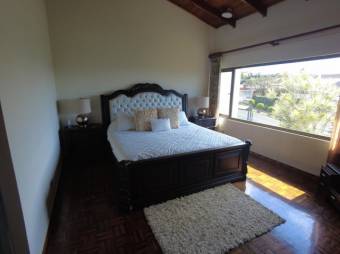 Se vende propiedad con casa y 4 apartamentos en San Isidro San José 24-12