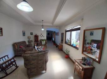 Se vende moderna casa con amplio lote en Santa Ana 23-1553