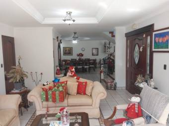 Se vende casa con amplio jardín en San Rafael Santa Ana 23-1554