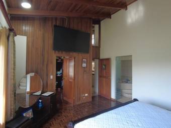 Se vende amplia casa con lote de 2,248m2 en San Isidro San José 23-1463