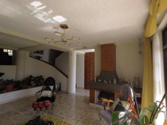 Se vende amplia casa con lote de 2,248m2 en San Isidro San José 23-1463