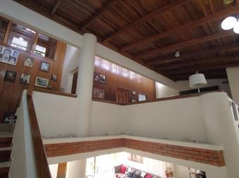 Se vende amplia casa con lote de 2,248m2 en San Isidro San José 23-1463