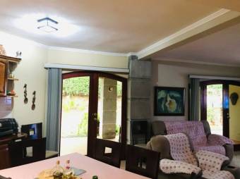 Se vende moderna casa en Hacienda los Reyes Alajuela 25-821