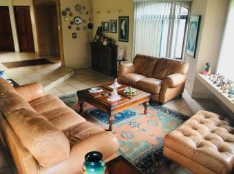 Se vende moderna casa en Hacienda los Reyes Alajuela 25-821