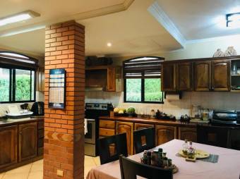 Se vende moderna casa en Hacienda los Reyes Alajuela 25-821