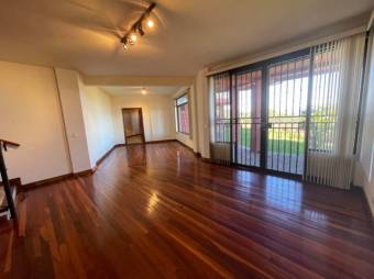 Se vende casa con amplio lote en San Antonio Escazú 22-1461