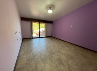 Se vende casa con amplio lote en San Antonio Escazú 22-1461