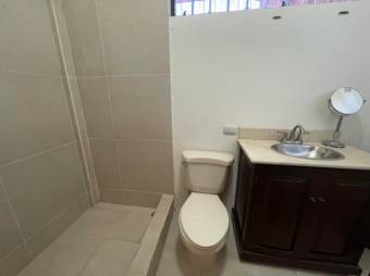 Se vende casa con amplio lote en San Antonio Escazú 22-1461