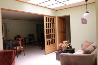 Se vende casa con apartamento en Sabana San José 23-905