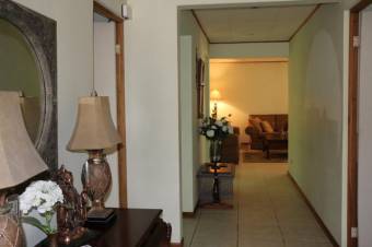 Se vende casa con apartamento en Sabana San José 23-905