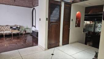 Se vende espaciosa casa con uso de suelo mixto en San Pedro San José 25-619 