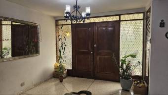 Se vende espaciosa casa con uso de suelo mixto en San Pedro San José 25-619 